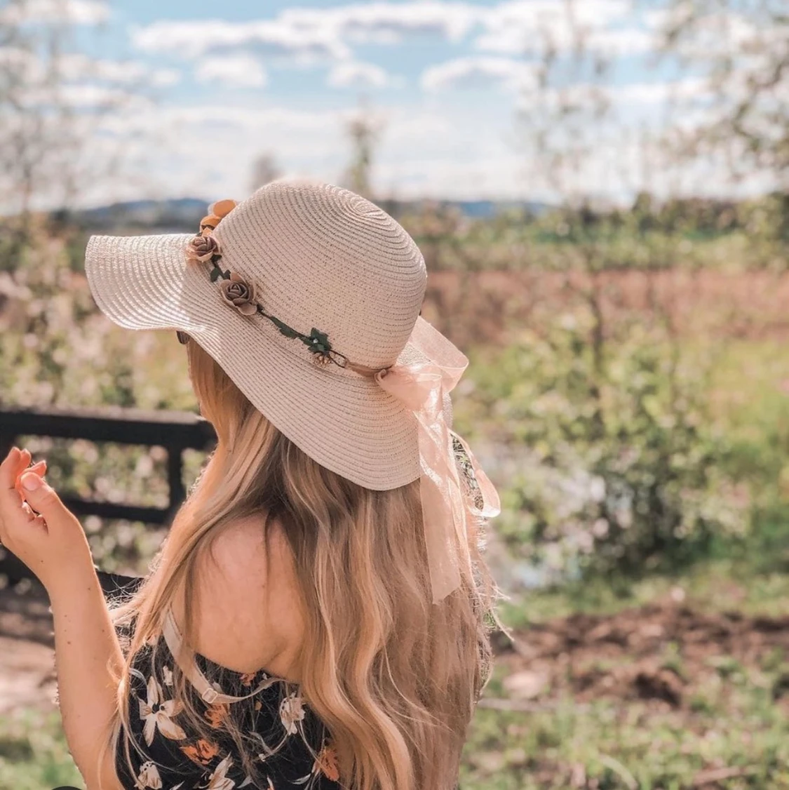 Sommarhatt med blommor 