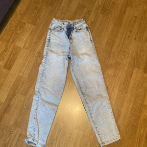 Jeans - Säljer mina gamla ljusblåa jeans från Gina Tricot i strl 32. Sitter perfekt i midjan även för folk som är väldigt smala i midjan som jag. 