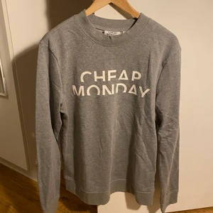 Cheap Monday, grå sweater, S - Cheap Monday, grå sweater, knappt använd. Storlek S i herrstorlek. 