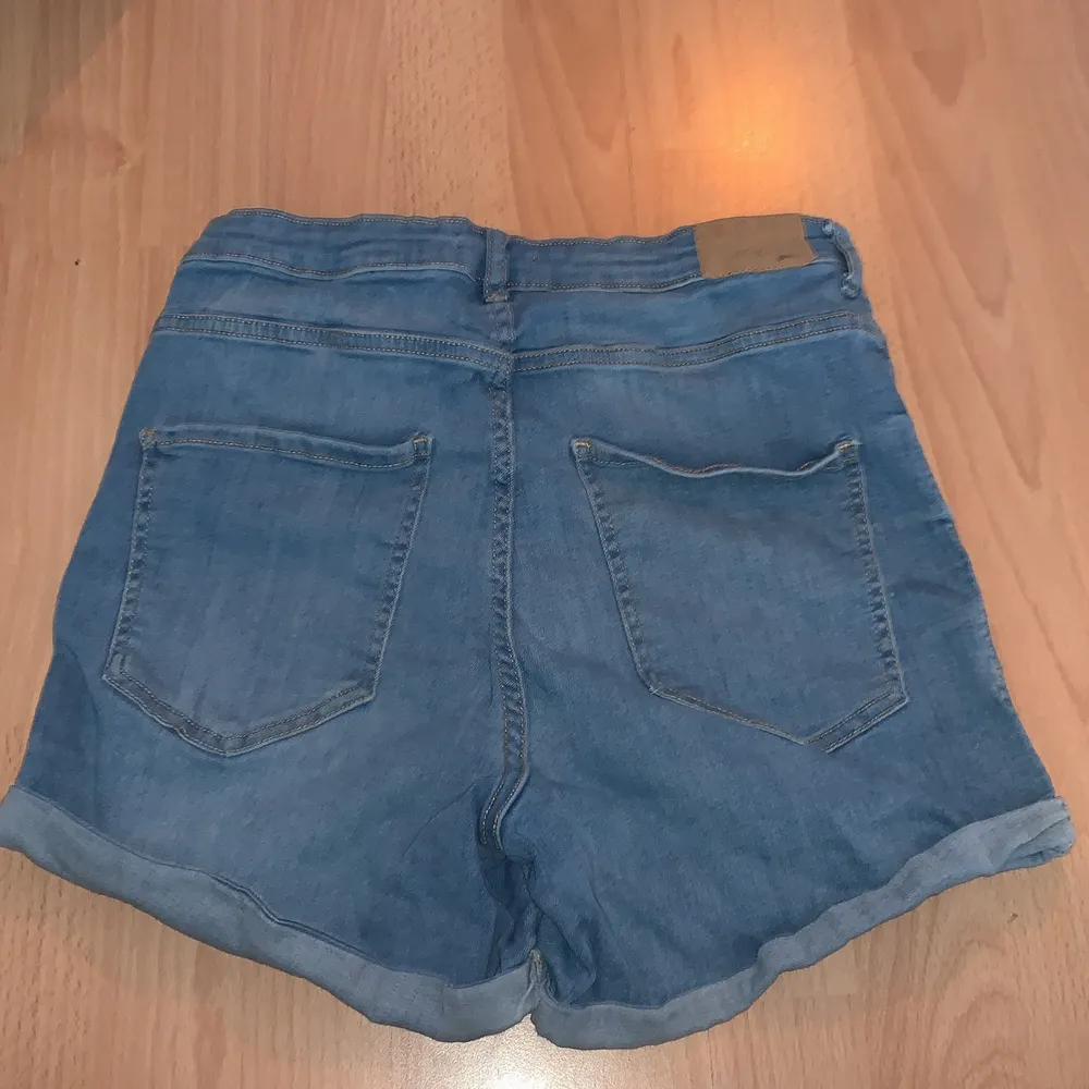 Hej, säljer ett par Gina trico jeans short i använt skick. Köpt för 279kr säljs för 50kr i storlek 44. Shorts.