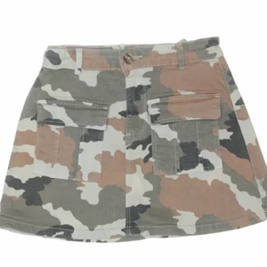 Kamouflagekjol från Zara! - Säljer denna fina kjol från Zarakids som min dotter tyvärr kommer ha växt ur till sommaren! Kjolen är använd kanske 10-20 gånger men ser som ny ut.     Står att den passar på strl 140 men passar perfekt på henne som är storlek 150-156 / 12 år / xs. Kjolen går tyvärr inte att hitta originalpris på men skulle gissa att d ligger på runt 200kr. Köpare står för frakt💕