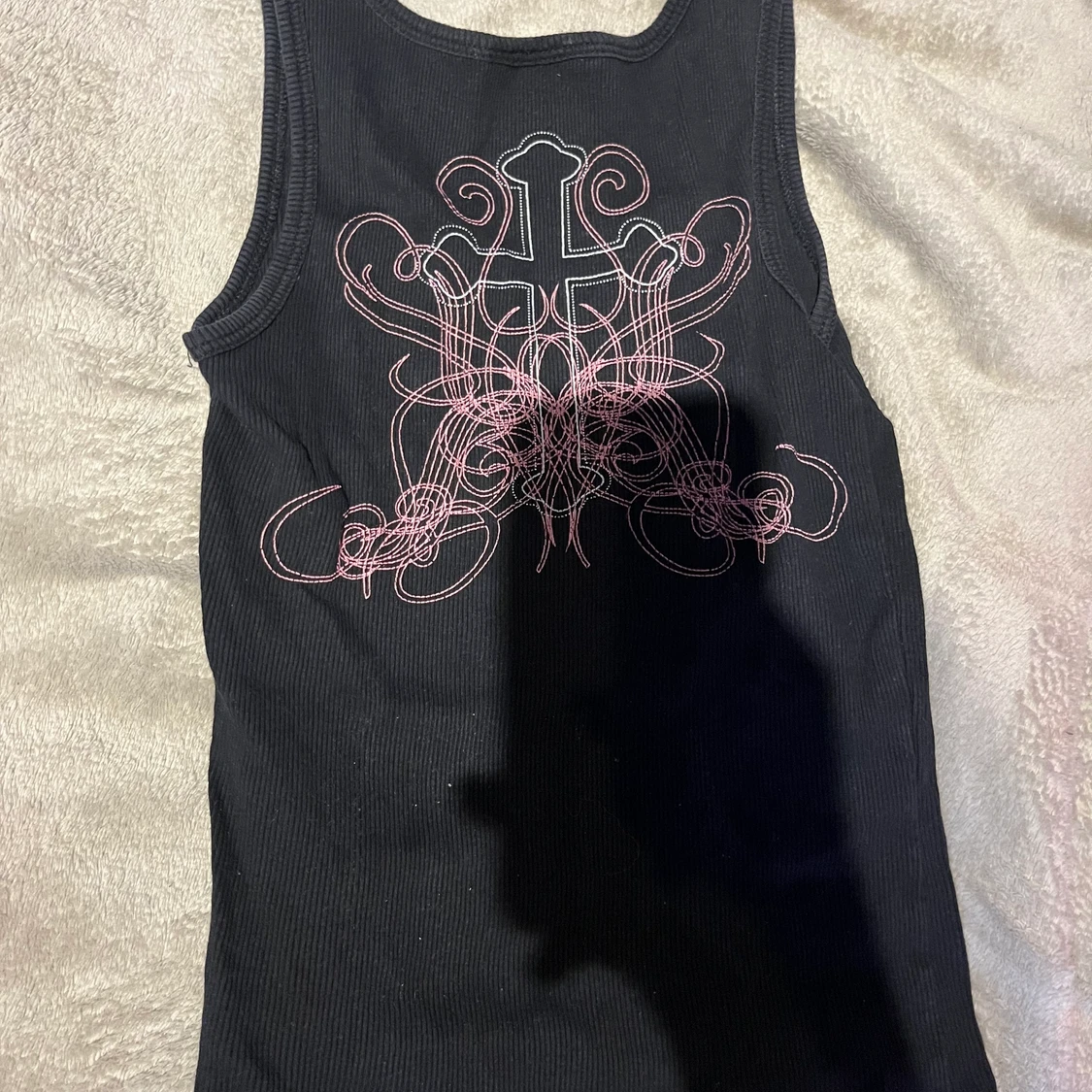 En svart tröja med tryck på baksidan 