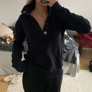 Stickad blå tröja - Stickad mörkblå tröja med knappar. Strl:M 