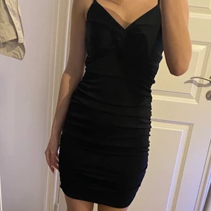Svart klänning  - Säljer denna klänningen då jag har flera liknade så behöver ej denna klänningen. Den är endast provad och aldrig använd. Klänningen slutar precis över knäna på mig som är 169 cm lång. Det går att reglera axelbanden💕💕