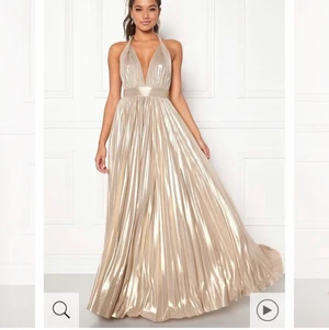 HELT NY FEST KLÄNNING - HELT NY MED ALLA LAPPAR KVAR!  Säljer nu min helt fantastiska klänning som tyvärr inte fick användas på min bal. Klänningen är så himla fin och har en otrolig färg. Passar till alla tillfällen och du knyter den i ryggen. Perfekt till bröllop, dop eller student/ bal😍😍