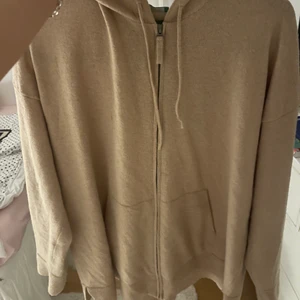 Stickad kofta - Säljer min stickade zippup kofta, använda max 3 ggr storlek L passar mig som har S köpt i italien för 1000kr