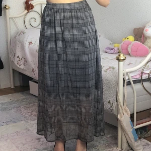 En rutig kjol - Har aldrig kommit till användning. Köpte den på Lindex. Kan mötas upp i Göteborg, eller köparen står för frakt 