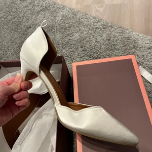 Klackskor - Jättefina och helt oanvända klackar, perfekt till balen! Står storlek 35 men är stora i storleken, känns mer som en 36. Säljer för att de var för stora för mig :( Vid snabb affär kan priset diskuteras. Skriv privat för mer bilder och mått❤️