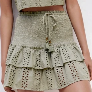 Zara kjol - Säljer denhär gröna kjolen från zara i storlek S som köptes förra året 💖💖 så söt och har ett par insydda shorts så den är jättebekväm och man kan använda den överallt !! Frakten är inte inkluderad i priset och om fler är intresserade blir det budgivning 😍 