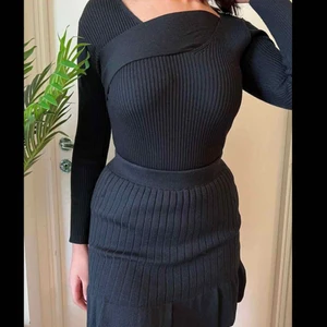 Tröja & kjol - storlek XS-L  - Denna fina kjol och tröja finns att köpa, storlekar att välja mellan är XS-L. Perfekt inför våren & sommaren.  * Finns i både svart & beige  * 249 kr för tröjan * 229 kr för kjolen * Ingen retur vid köp