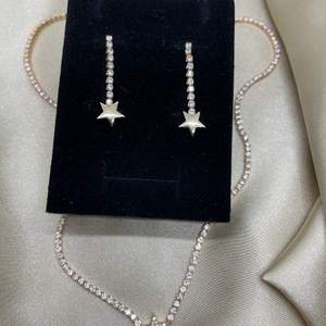 Örhängen och Halsband med zircon stenar/ guld färg/ örhängen 229kr - Halsband 259kr.  båda sett 459kr