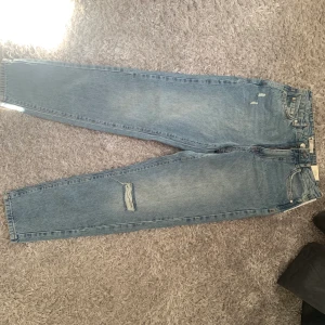 GinaTricot blåa jeans  - Säljer dessa blåa jeansen från Gina Tricot! Prislappen kvar då jag aldrig använt dem💗 ord. Pris 500 kr 