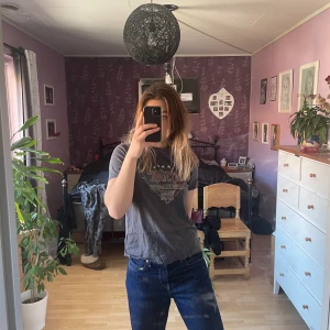 Grå T-shirt Stl M - Från gina tricot, normal i storleken 