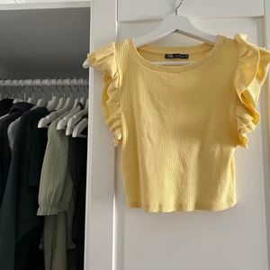 Gultopp - Söt gultopp köpt från Zara, strl S passar även XS💛