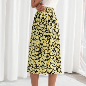 Midikjol- & Other Stories - Sååå snygg kjol till vår och sommar. Storlek 34 ( har stretch i bak så den passar även 36)