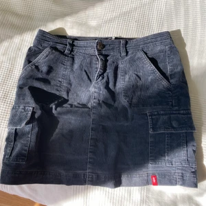 Kjol från espirit - Säljer denna super söta gråa kjolen från EDC by espirit! Perfekt nu till våren. Den är i super fint skick i storlek 38 men skulle säga att den passar en 40 också då den sitter löst på mig.  Är i lite Manchester aktigt material. Hör av dig vid frågor!💛