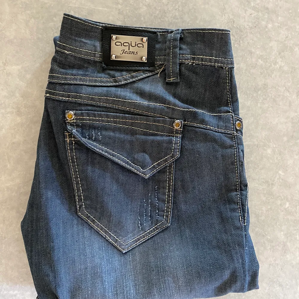 Jag har funderat ett tag på att sälja dessa sjukt snygga lågmidjade Aqua jeans. Vet inte om jag vill sälja dom än men lägger ut för att se om någon är intresserad och till vilket pris.💞💞. Jeans & Byxor.