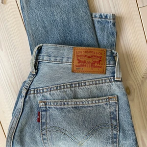 Levis jeans - Snygga Levis Jeans med slitningar tyvärr försmå för mig. Bara provade 