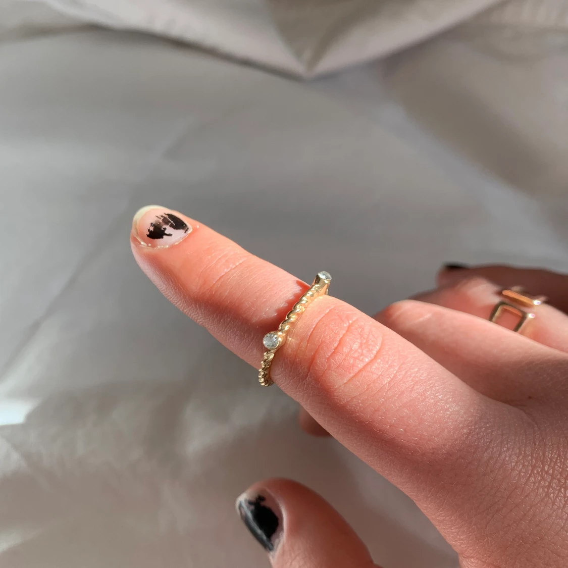 detaljerad guldring med bling - 90