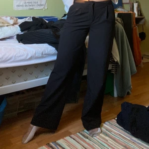 Snygga svarta kostymbyxor - Säljer dessa snygga svarta kostymbyxor som varit mina favoriter men känner att det tyvärr börjar bli för små </3 De matchar till typ allt?! Super fint skick från Vila. Passar S-M. Hör av dig vid frågor! Jag är 167-168 cm.