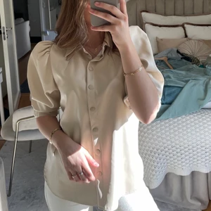 Topp - Blus/topp med skinnimitation ifrån ginatricot som är i ett bra skick!