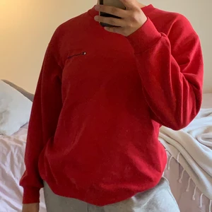 röd championtröja - säljer min fina champion sweatshirt som är köpt på second hand för några år sedan ❤️ storlek xl så sitter oversized på mig <3