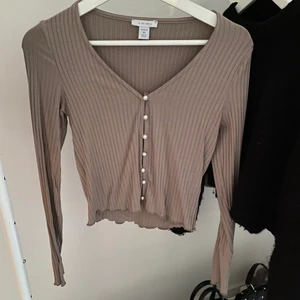 Långärmad tröja - Säljer den här fina långärmade tröjan, aldrig använd 