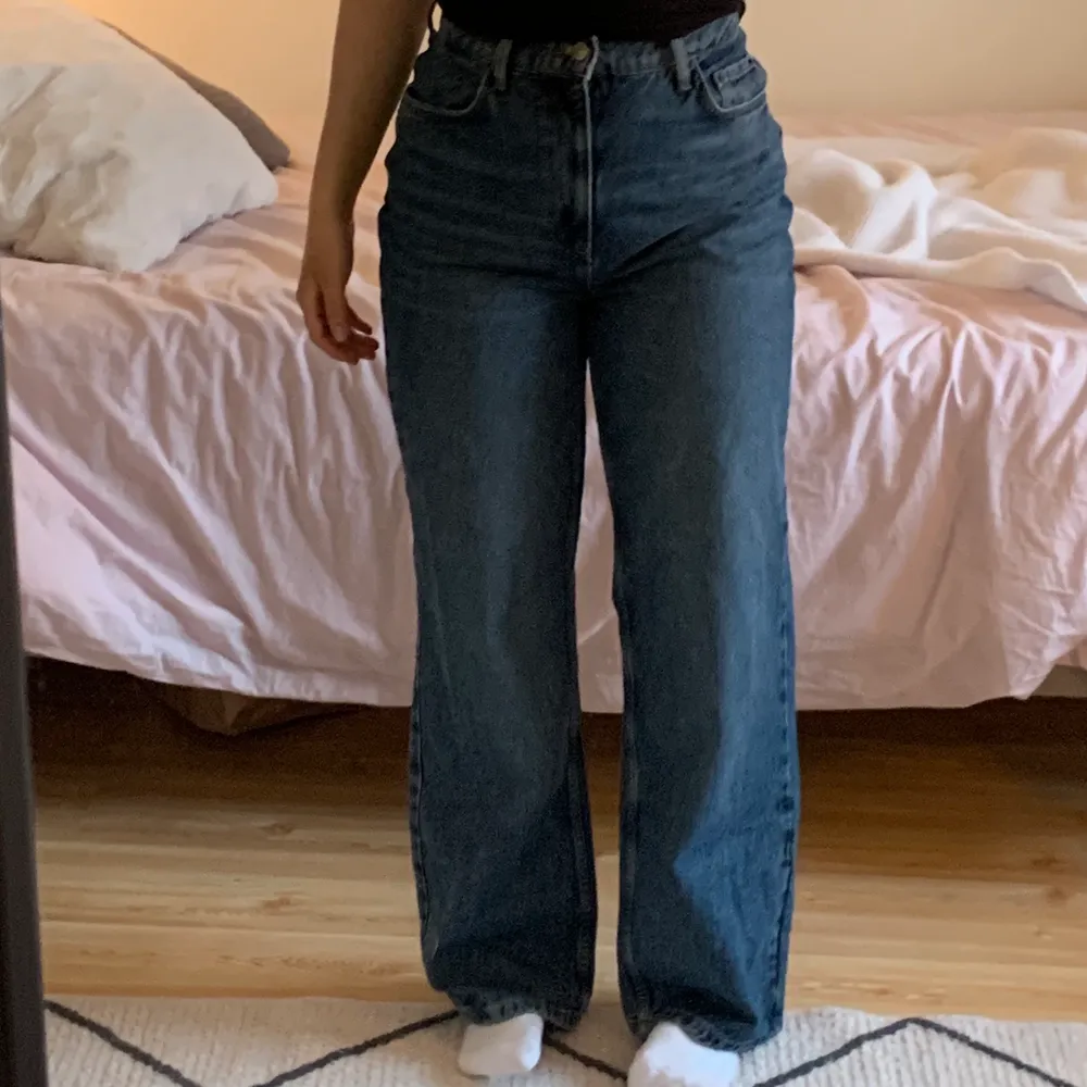 vida, blåa jeans från ASOS, använda 1 gång!! Säljer pga får ingen använding utav dem 💗💗 högmidjade och jättefina, perfekt längd på mig som är 165 <3. Jeans & Byxor.