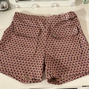 ZARA SHORTS - Sååå fina shorts från zara med ett jättefint mönster, passar jättebra på sommaren eller på vintern med strumpbyxor. Tyvärr var de lite försmå för mig så måste sälja dem🥺 men de är aldrig använda och har kvar prislapparna. De är från barnavdelningen och i storlek 164 så de sitter som en xs.💓💓 Köp direkt för 190kr