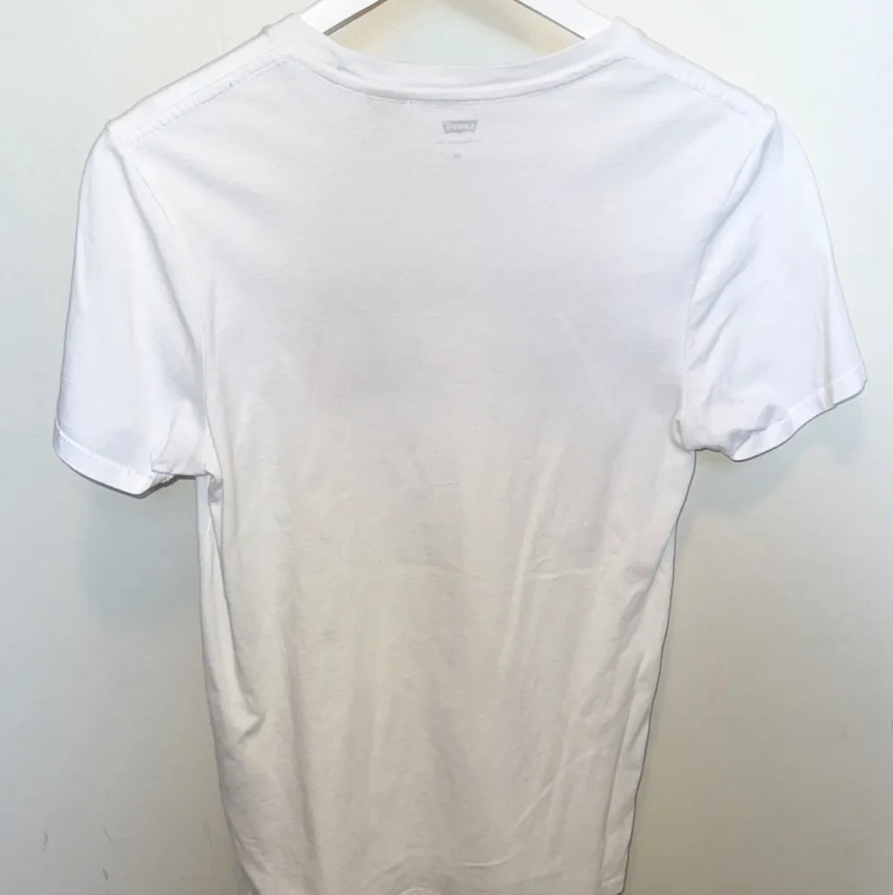 Fin clean levis t-shirt med rött tryck i storlek XS. Påsen skickar jag med vid köp (Äkta). Nypris ca300kr✨. T-shirts.