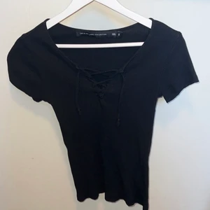 Svart topp med snören i S - Snygg svart topp med korsade snören från Lager157. Passar både XS och S✨