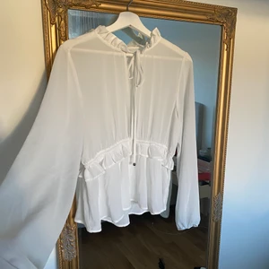 Blus använd 2 ggr perfekt skick - Superfin blus som tyvärr inte kommer till användning! 