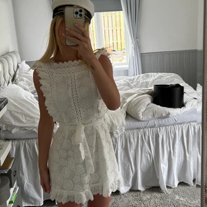 Studentklänning - Super fin studentklänning. Storlek XS. Aldrig använd, hann inte lämna tillbaka. Nypris 799kr 