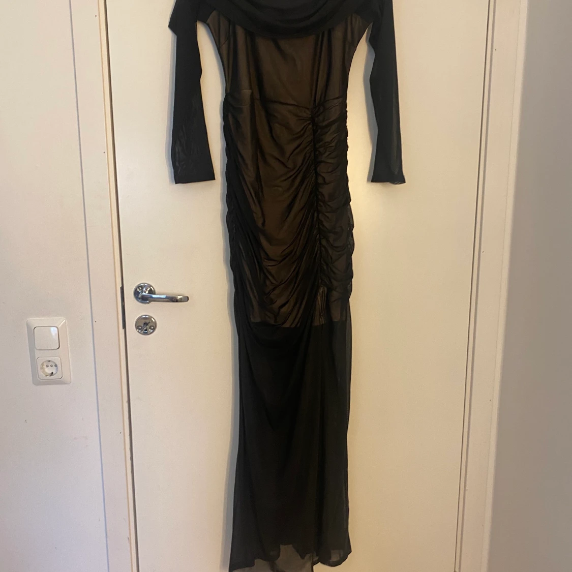 svart med beige Klänning 