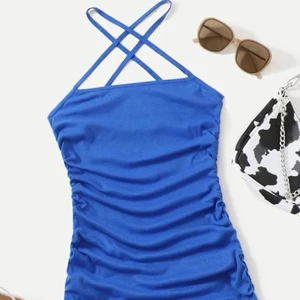 Klänning storlek xs - Helt ny blå jättefin klänning med korsade band vid halsen och rygg aldrig använd pga fel storlek, väldigt stretchigt och skönt tyg GRATIS FRAKT