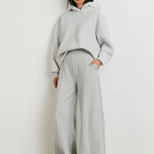 Petite mjukisbyxor - Gråa mjukisbyxor från Gina Tricot, storlek M i petite. Perfekt längd för mig som är 163. Använda 2 gånger. Nypris 349:- 🤍