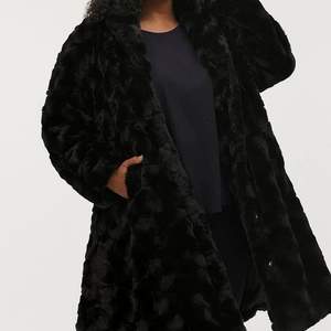 Jätte fina svarta kappan i fuskpäls ifrån vila, använd 5 gånger ungefär men säljer nu då den är för liten. Köpt för 1100kr! Pris kan diskuteras
