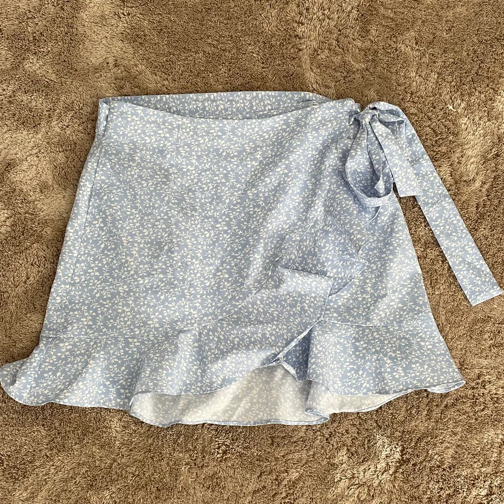 Säljer min knutkjol som är perfekt till sommaren! Kjolen är från shein och kommer inte till användning längre då den är för liten. Den passar XS och är ganska kort. Väldigt bra skick och använd max 3 gånger. Köparen står för frakt 💕. Kjolar.