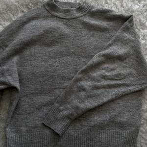 Stickad grå tröjan från H&M som är slutsåld, den är i storlek S och passar så snyggt!!