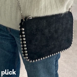 Zara väska!! - Jätte fin o gulligt zara väska! Fint skick och säljer ändast då jag har för mkt väskor för tillfället! OBS lånad bild men skriv för fler bilder eller frågor🤪 köp dirket för 300!