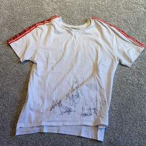 Mango tröja  - Tröjan är signerad av hockeylaget Malmö Redhawks! För både tjejer och killar! Om man tvättar den försvinner signaturerna.