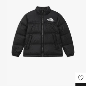 The north face jacka - Intressekoll på min älskade North Face jacka🖤 Köpt i oktober 2020 för 2995kr på Zalando, sparsamt använd i 2 vintrar och fortfarande puffig och ren🖤 Inga defekter eller hål🖤 Snygg passform och perfekt tjocklek för svensk höst, vår och vinter🖤 Storlek XS herrstorlek stor i storleken, dragsko på insidan så att den blir kortare längd på mig som är 165cm🖤 