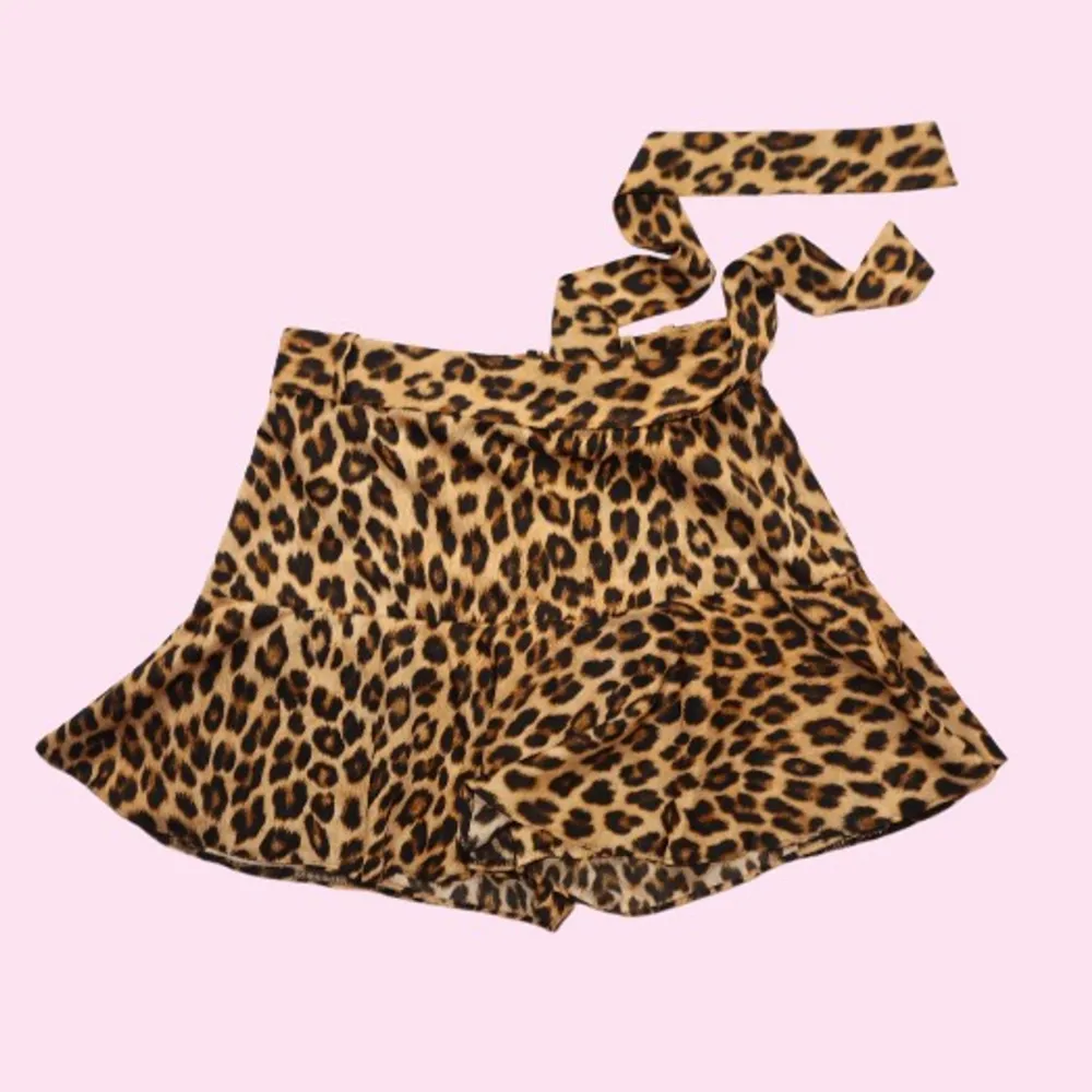 Helt ny Kjol + shorts (under kjolen) med leopard print från Zara 🐆🐆🐆🐆💕💕💕💕. Kjolar.