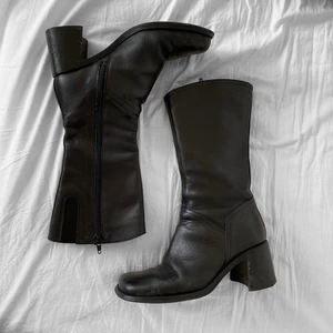 Boots - Svarta boots med en aning ”fyrkantig” tå. Sparsamt använda men inga jättetydliga slitningar. Strl 39 ✨ tillkommer frakt. Bud är bindande!