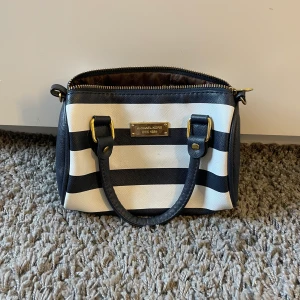 Väska  - Har använt många gånger men är inte sliten, Nypris: 300kr mitt pris 100kr inklusive frakt 