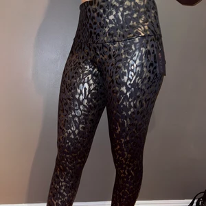 Onzie tränings tights Storlek S/M - Onzie tränings tights med leo-mönster. Helt oanvända (lappar sitter kvar). Storlek M/L men passar mer S/M. Bekväma och fin passform.