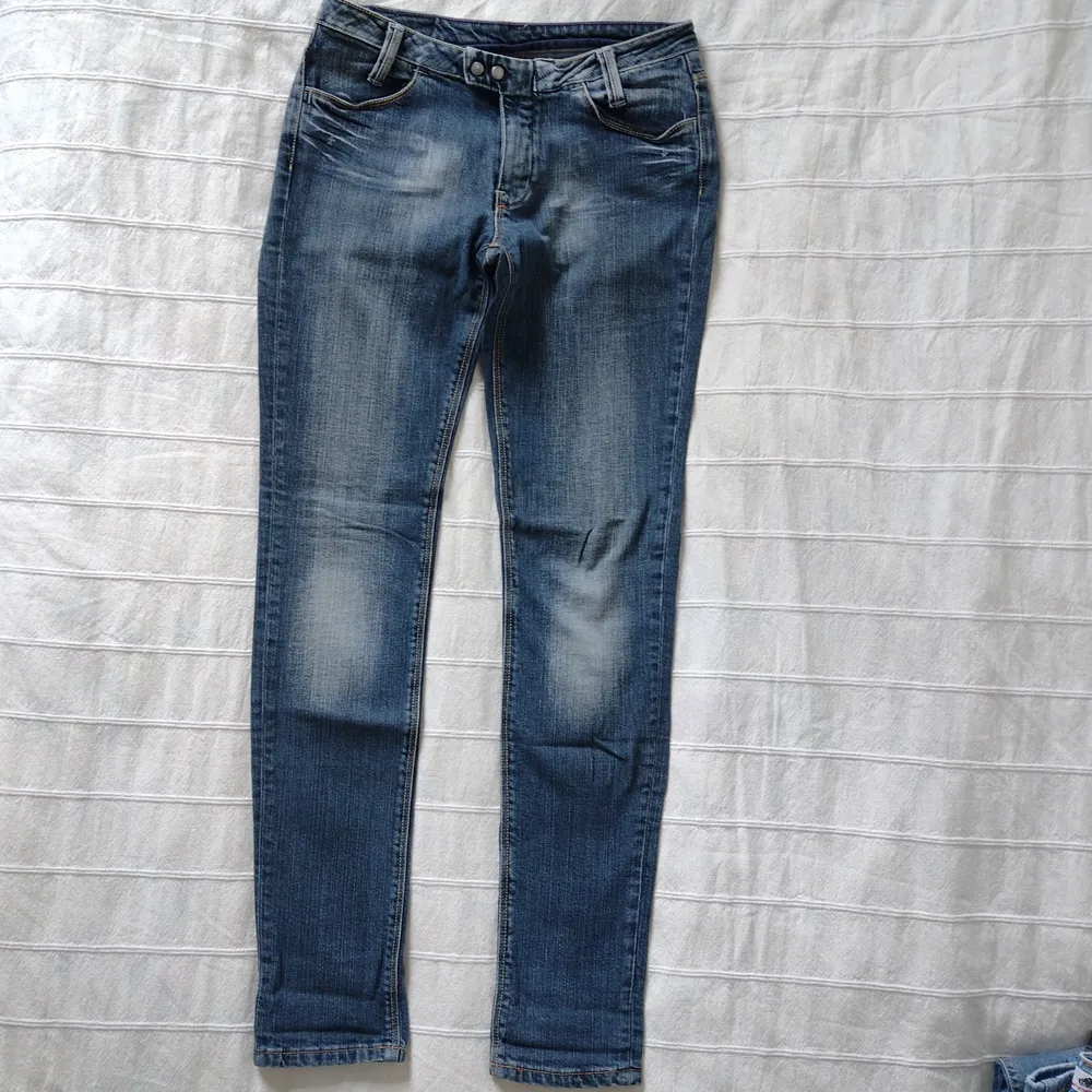 Jeans från Crocker. Modellen heter 320 skinny. Med stretch och ganska låg midja. Väldigt snygg modell och tvätt. Sparsamt använda och i fint skick. Storlek W27 L32. 98% bomull och 2% elastan. . Jeans & Byxor.