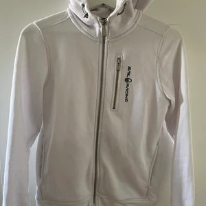 Sail Racing kofta  - En vit Sail Racing kofta som är knappt använd. Väldigt fint skick.                                                                                             Nypris : Ca 1100kr 