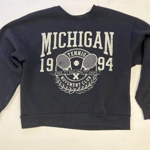 Michigan Sweatshirt - Hej! Säljer nu denna snygga sweatshirt från Ginatricot. Plagget är i storlek S och är i bra skick. Tvättar självklart plagget innan jag säljer det! 💗