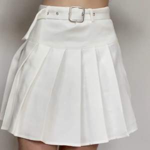 Fin tennis kjol som aldrig kom till användning. Finns en zip kedja på sidan om man kan justera samt ingår bältet!!!🤍🤍